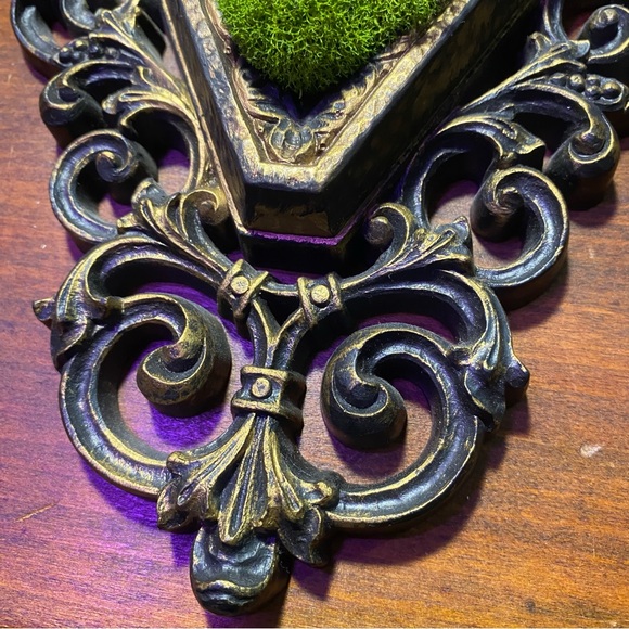 Raccoon Skull Moss Victorian Style Frame Decoration - Picture 13 of 13